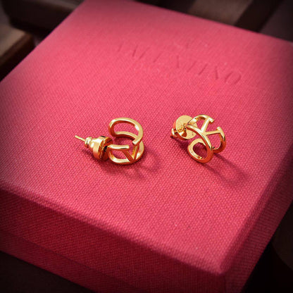 Valentino ✨💫
     _*Earrings*_
55 dhs🌺
         ⭐
         _With_
      BOX AND PAPER BAG 🛍️🎁

Zain89
♥️♥️♥️