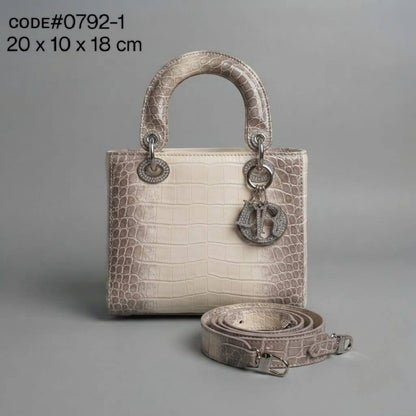 Dior
ᴄʀᴏᴄᴏᴅɪʟᴇ ᴘᴀᴛᴇɴᴛ ʟᴇᴀᴛʜᴇʀ
ɪɴ ᴅɪᴀᴍᴏɴᴅ ɪɴɢʀᴀᴠᴇ
sɪʟᴠᴇʀ ʜᴀʀᴅᴡᴀʀᴇ
ᴡɪᴛʜ ʟᴏɴɢ ʙᴇʟᴛ sᴛʀᴀᴘ
sɪᴢᴇ : 20cm
ᴡɪᴛʜ BOX

110 dhs🇦🇪🇦🇪

Zain31
♥️♥️♥️