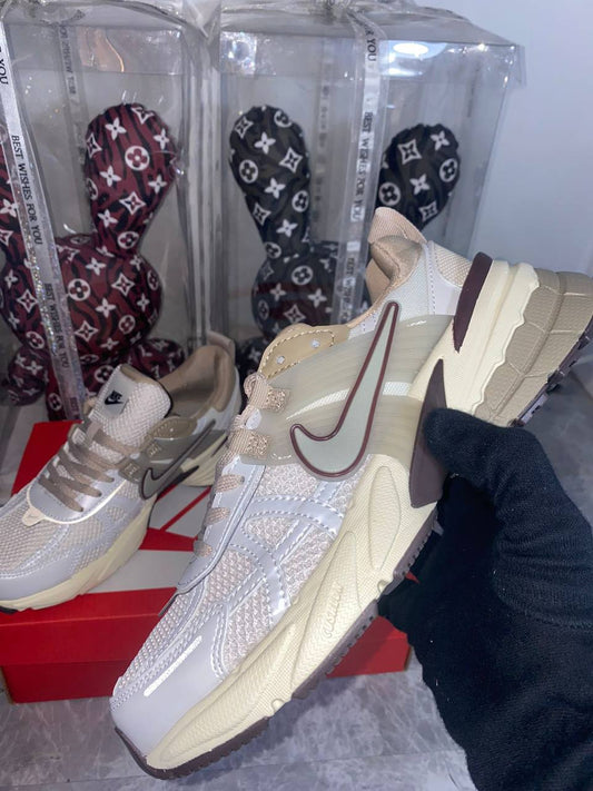 Nike V2k 💨
36-45 AVAILABLE 
190 dhs✅

Zain242
♥️♥️♥️