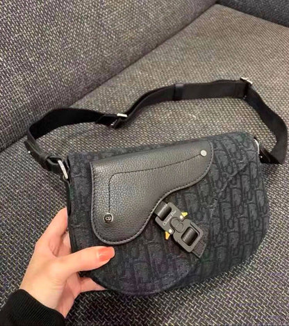 Dior
95 dhs✅
good-quality with box

Zain35
♥️♥️♥️