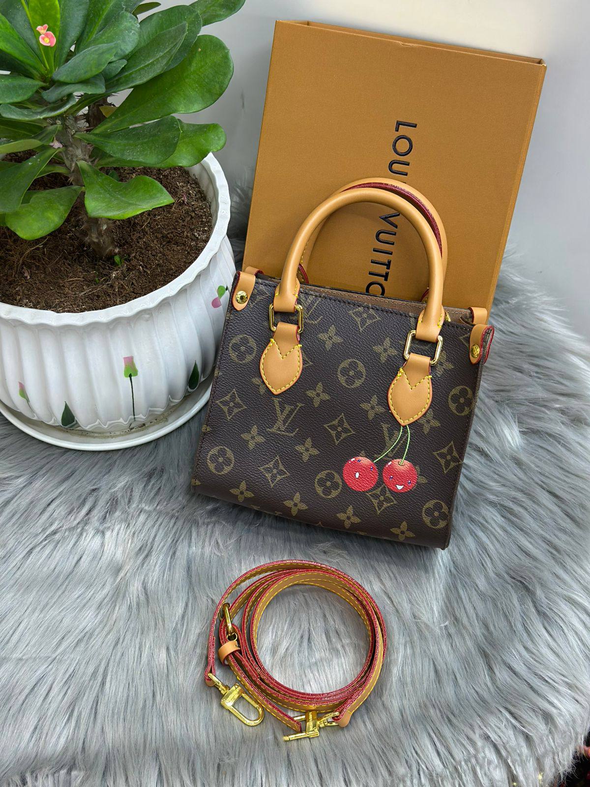 LV
SIZE  ……… 18CM🥰
90 dhs🪙🌨️

with BOX🌷
🎁🎁🎁

Zain244
♥️♥️♥️