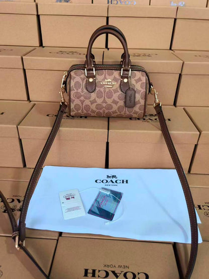 COACH 
110 dhs💓
with box 📦 
Size 20cm👈

Zain161
♥️♥️♥️