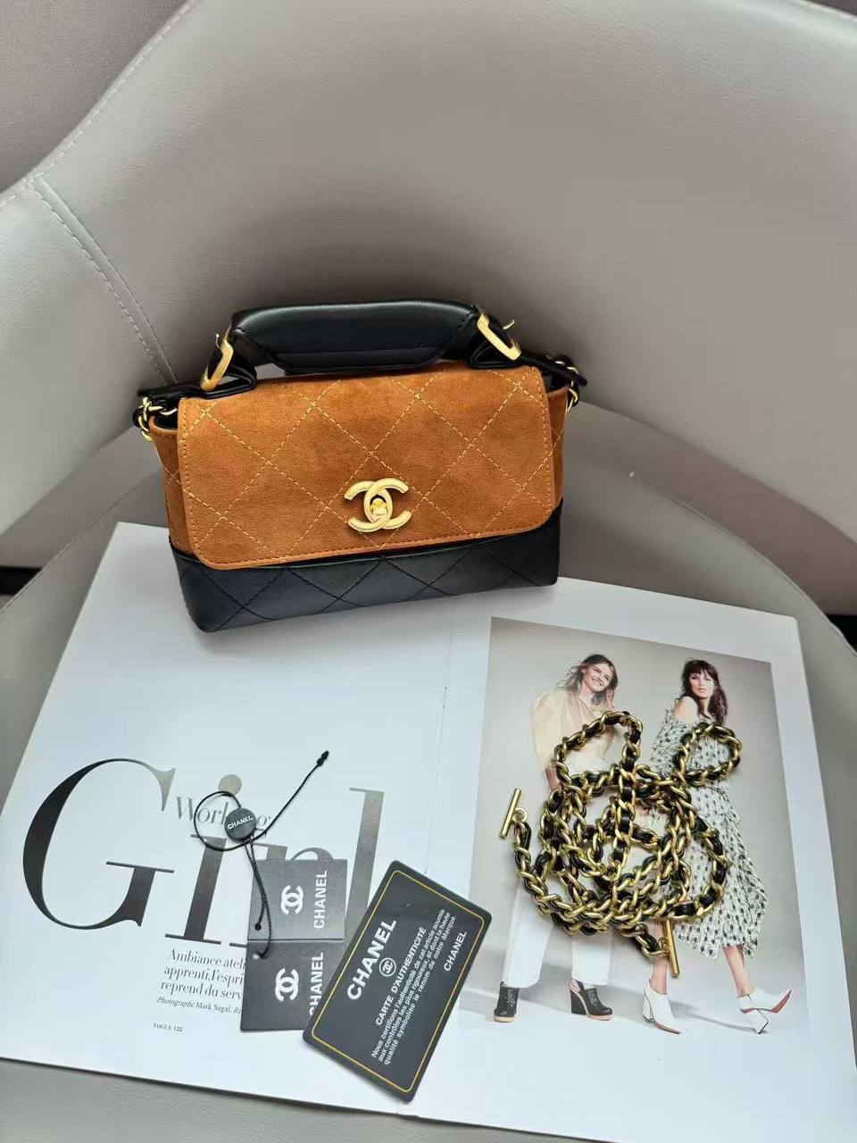 Chanel 
Best quality 

with box’s 
🎁🎁🎁

100 dhs✅

size 20 cm

Zain290
♥️♥️♥️