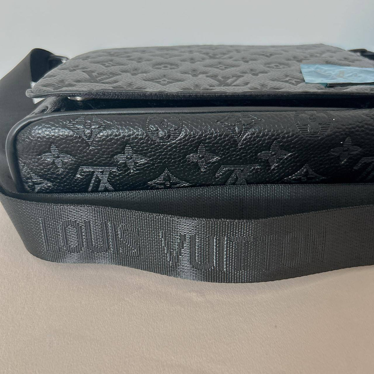 LV

26*23*9 cm
80 dhs🇦🇪🇦🇪

Zain17
♥️♥️♥️