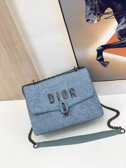 Dior
110 dhs🪙🌨️

Zain143
♥️♥️♥️