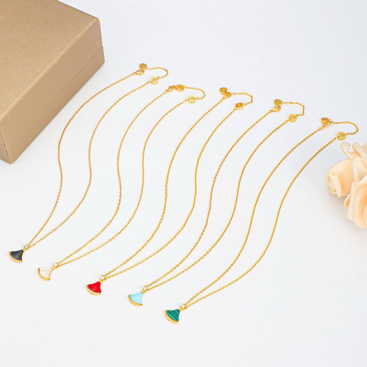 BVLGARI SET 🔥*
Necklace ❣️
Earring 🐦‍🔥
Bracelet 🌸
Master quality 💯
With normal boxes 📦 
120 dhs🪙🌨️
With master box 🗃️ 
170 dhs🪙🌨️

Zain216
♥️♥️♥️