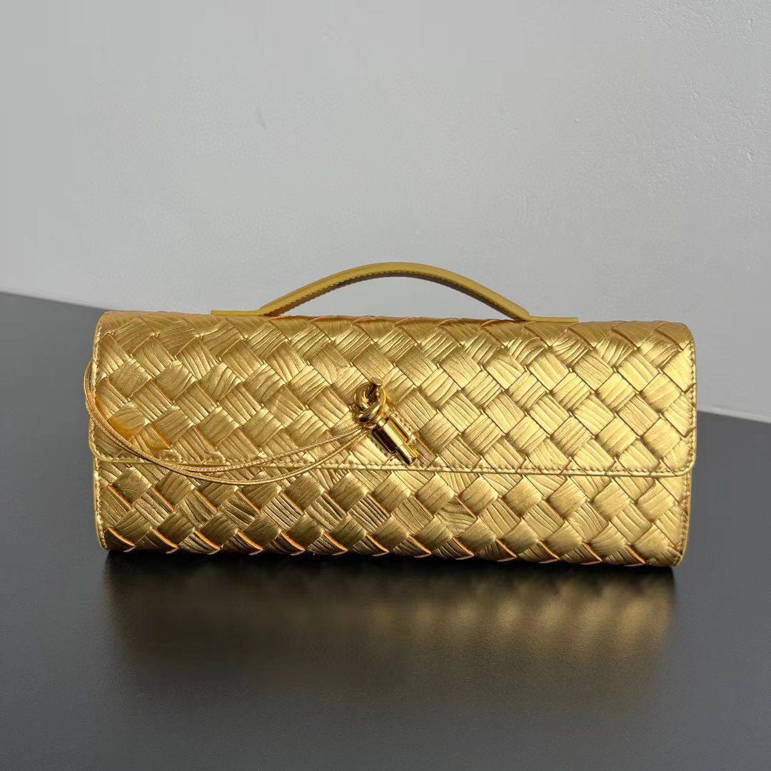 *Bottega Andiamo Clutch✅*
*Size 31 cm*
For Price 👇 WTSP Text Zain 0568585901

Zain274
♥️♥️♥️