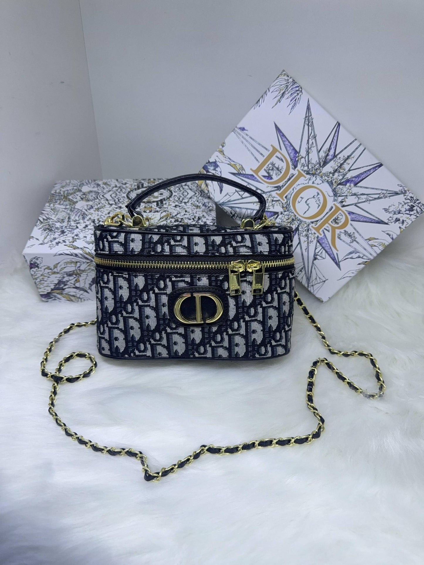 Dior

85 dhs🗽

with box
🎁🎁🎁

Zain38
♥️♥️♥️