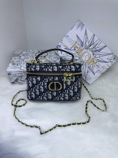 Dior

85 dhs🗽

with box
🎁🎁🎁

Zain38
♥️♥️♥️