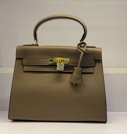 Hermes
120 dhs✅
size：28cm

Zain161
♥️♥️♥️