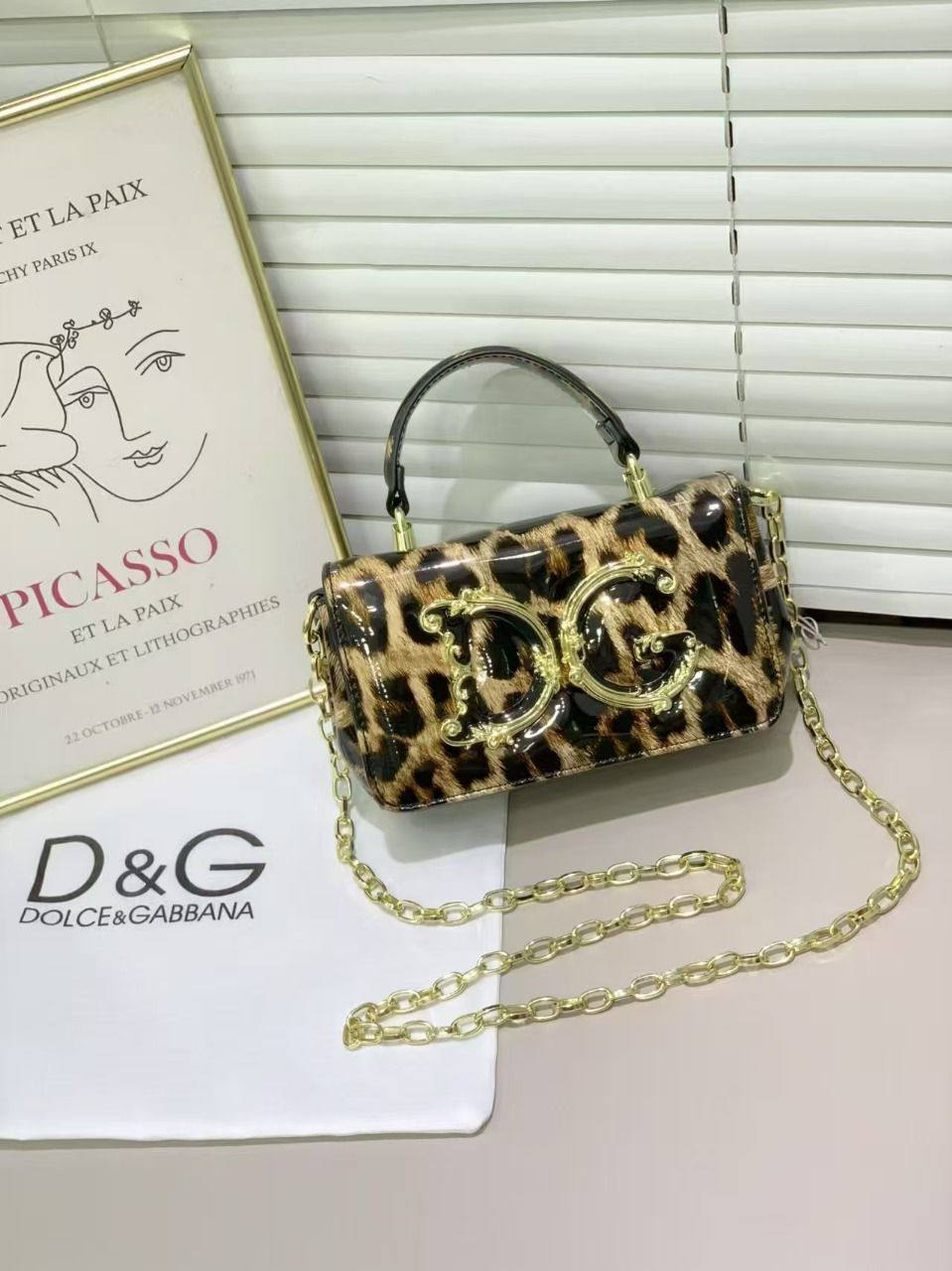 D&G 
Best quality with box’s 
110 dhs✅
size 18 cm

Zain290
♥️♥️♥️