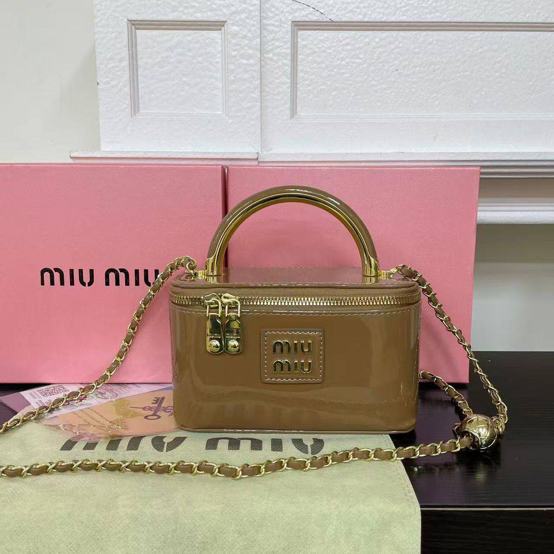 Miu Miu

good Quality bag 

With box 
🎁🎁🎁

80 dhs✅

Zain104
Zain117
♥️♥️♥️