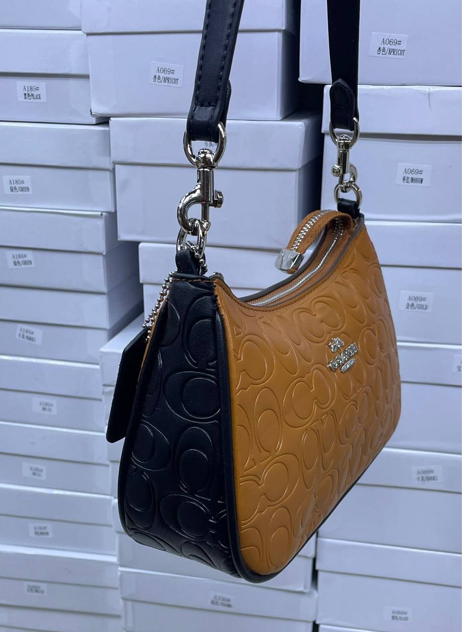 Coach
25cmx16cmx8cm
95 dhs✅

with box
🎁🎁🎁

Zain72
♥️♥️♥️