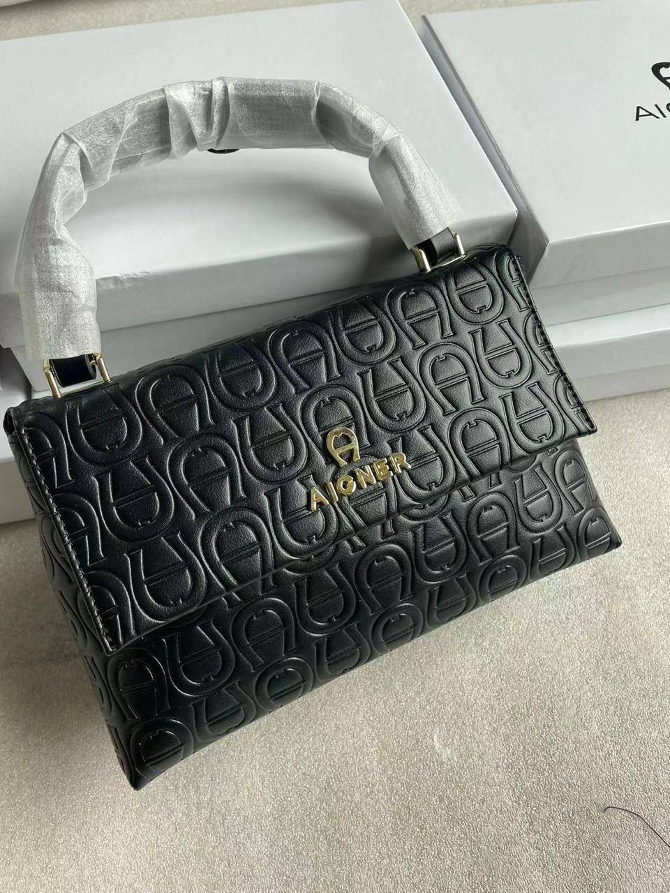 Aigner

with box
🎁🎁🎁

95 dhs✅

Zain72
♥️♥️♥️