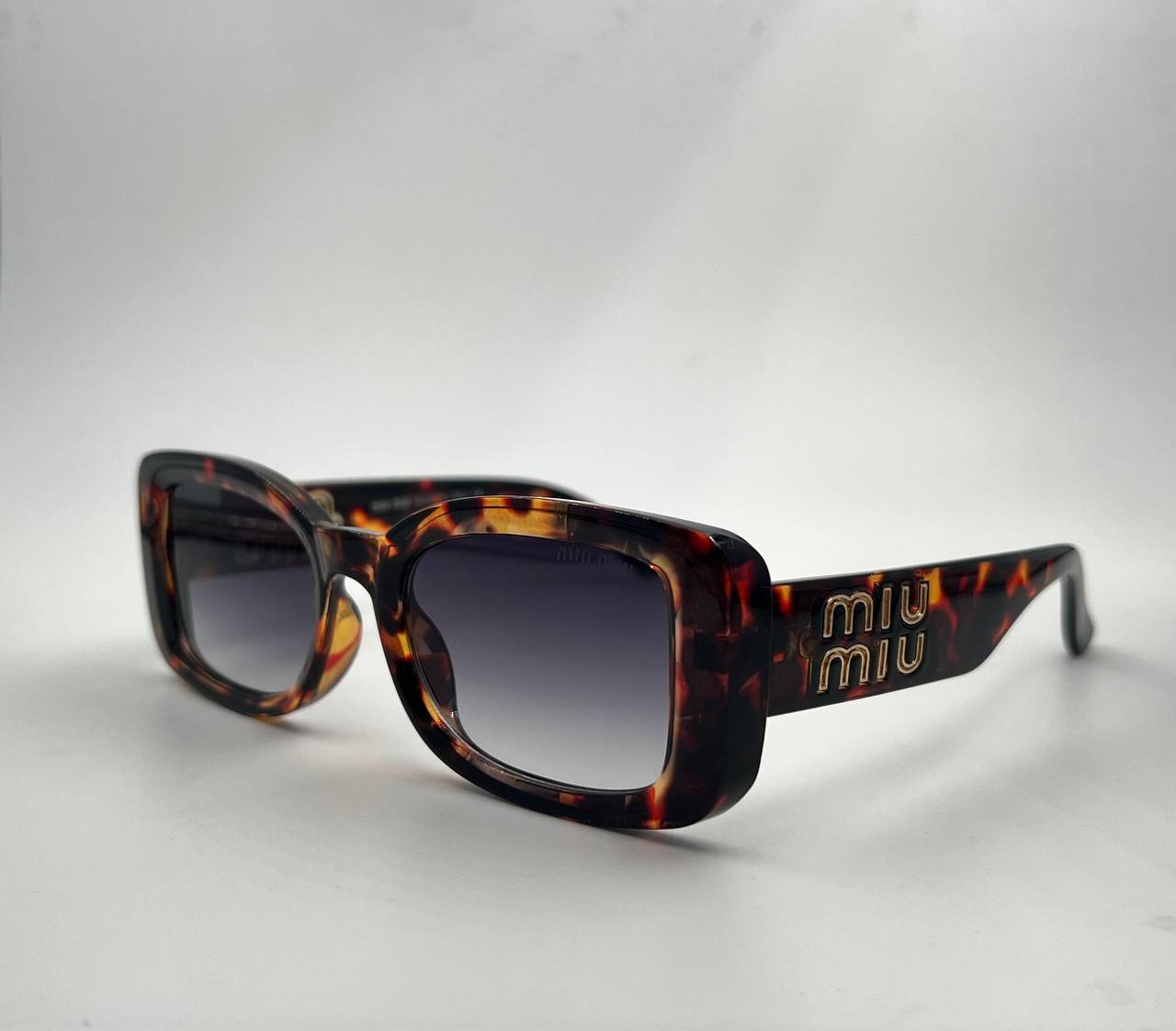 Miu Miu
good quality 💯
With master box 🗃️ 
65 dhs🪙🌨️

Zain273
♥️♥️♥️