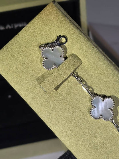 VCA Bracelet 💐
Master quality 💎
Available more colors 👈

*75* AED normal box 📦 
*110* AED original box 🗃️

Zain48
♥️♥️♥️