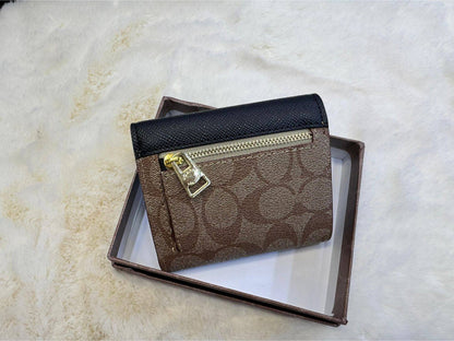 Coach wallet 

With box 
🎁🎁🎁

40 dhs❣️

Zain56
♥️♥️♥️