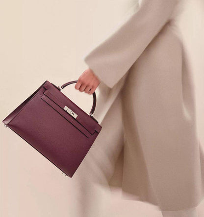 Hermes

115 dhs🌺

with box
🎁🎁🎁

size... 25* 20 cm 

Zain12
♥️♥️♥️