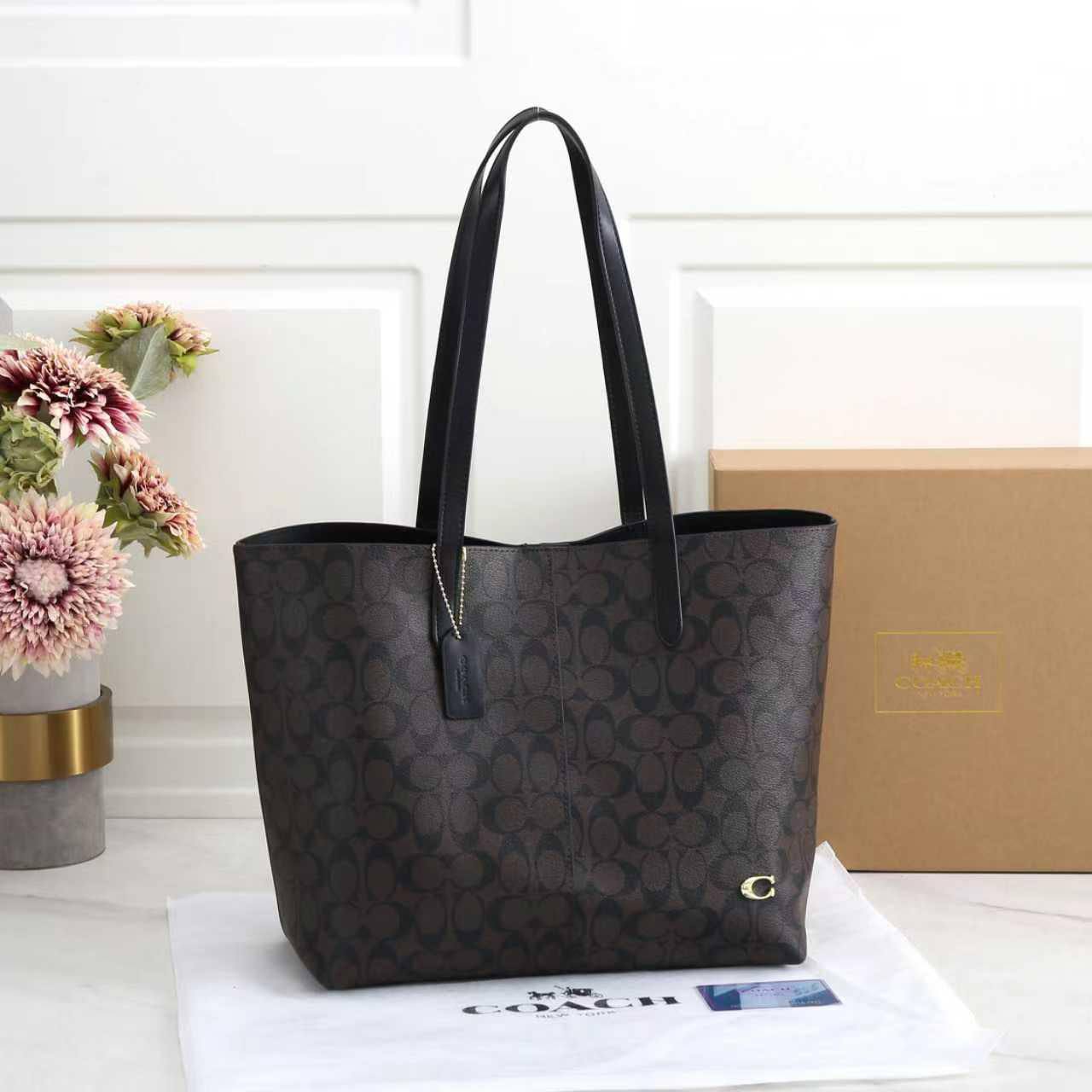 Coach

with box
🎁🎁🎁

110 dhs🪙🌨️

Zain143
♥️♥️♥️