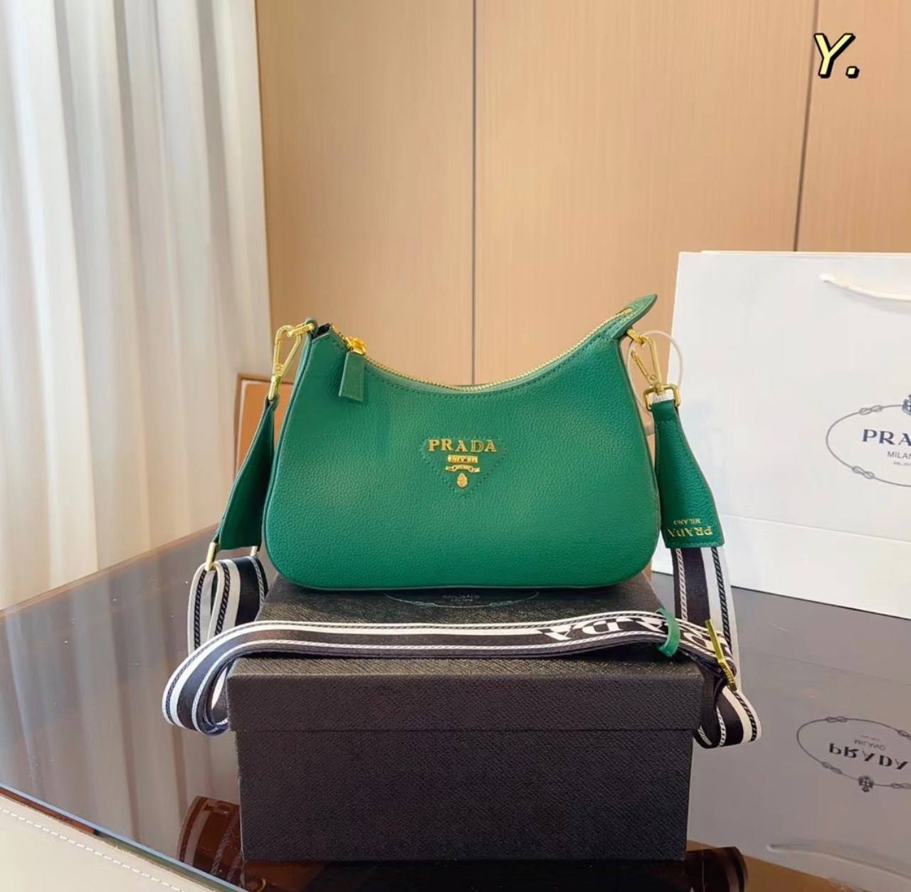 Prada

90 dhs✅

with box
🎁🎁🎁

Zain35
♥️♥️♥️