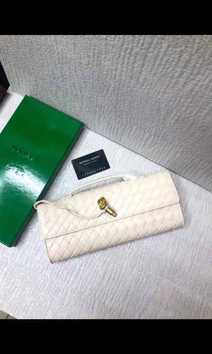 NEW CHANEL 
 Super leather. 
250 dhs🇦🇪🇦🇪
with box

Zain38
♥️♥️♥️
