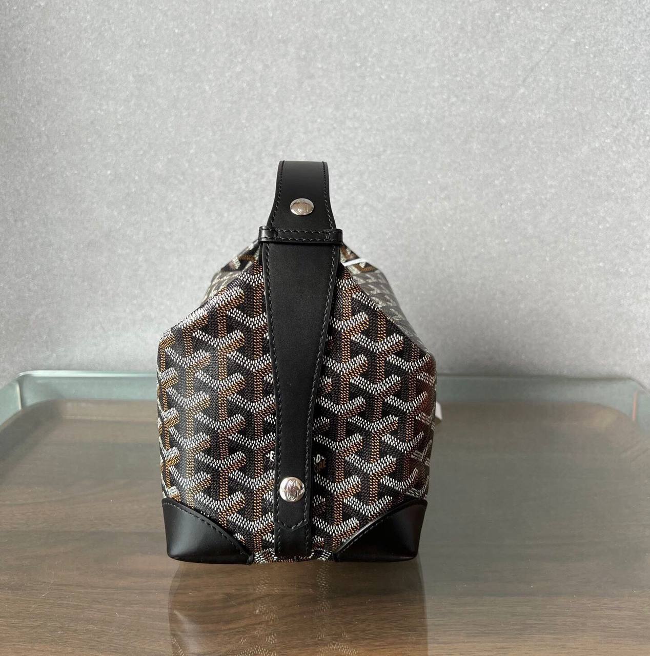 Goyard 
good quality 
with box 
🎁🎁🎁

120 dhs✅

Size : 25cm

Zain295
♥️♥️♥️