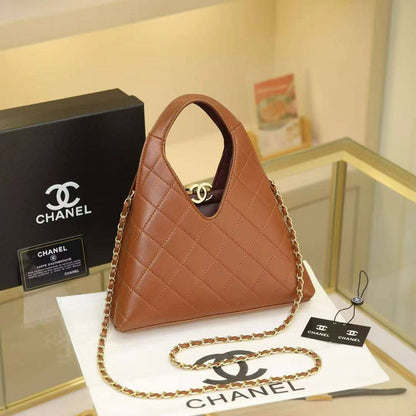 CHANEL 

SIZE  ……… 22CM 

135 dhs🇦🇪🇦🇪
Withbox 

Zain244
♥️♥️♥️