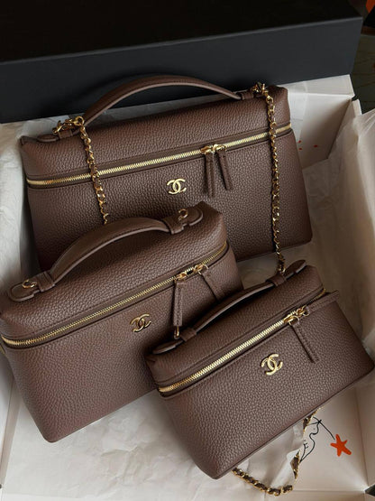 Chanel
 𝐕𝐀𝐍𝐈𝐓𝐘 𝐂𝐀𝐒𝐄 𝐖𝐈𝐓𝐇 𝐂𝐇𝐀𝐈𝐍 𝐒𝐔𝐏𝐄𝐑 𝐌𝐀𝐒𝐓𝐄𝐑 𝐐𝐔𝐀𝐋𝐈𝐓𝐘 
𝐋𝐀𝐑𝐆𝐄 -1300 dhs✅
𝐌𝐞𝐝𝐢𝐮𝐦 - 1250 dhs✅
𝐒𝐦𝐚𝐥𝐥 - 1200 dhs✅

ETAG4
♥️♥️♥️