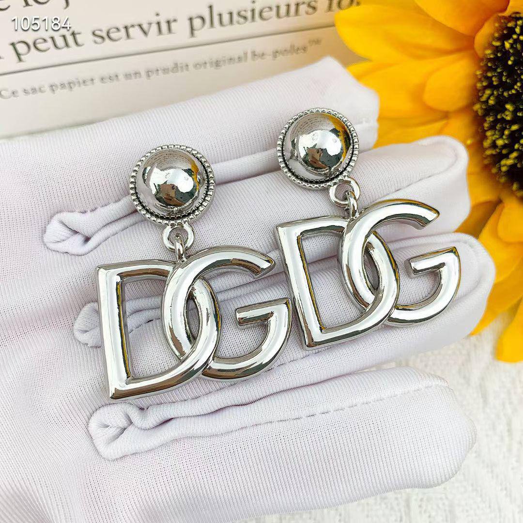 D&G 🔥*
Earring 🌊
Master quality 💯
With normal boxes 📦 
55 dhs✅

Zain216
♥️♥️♥️