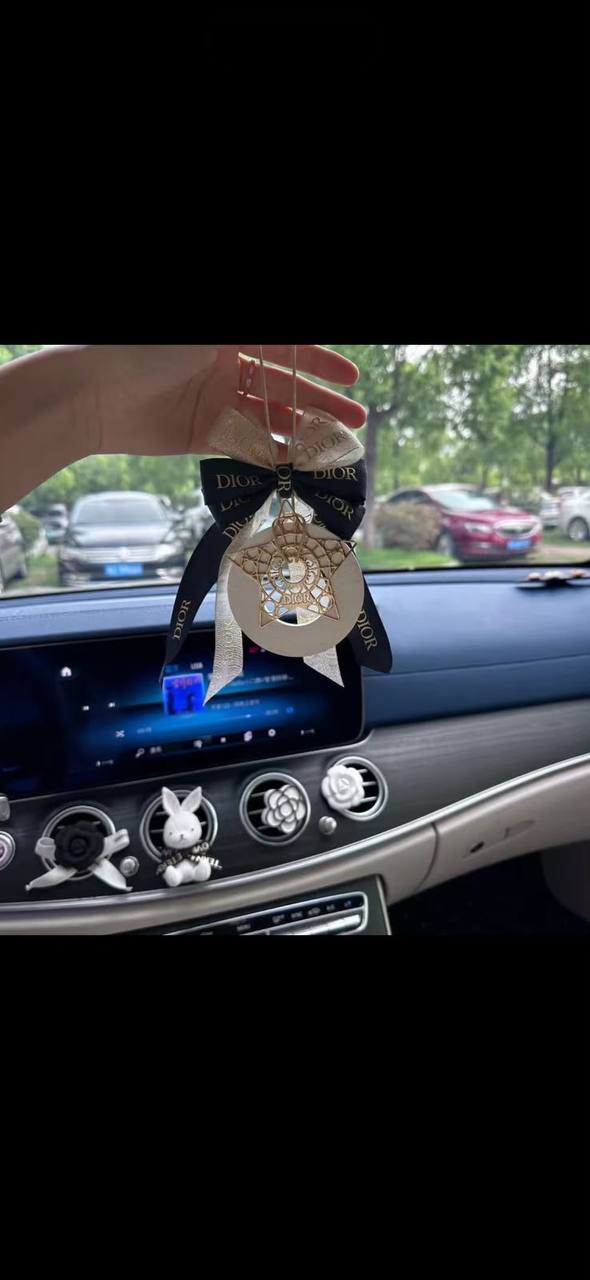 Dior Master quality car hanger with fragrance spray stone 
45 dhs✅

Zain243
♥️♥️♥️