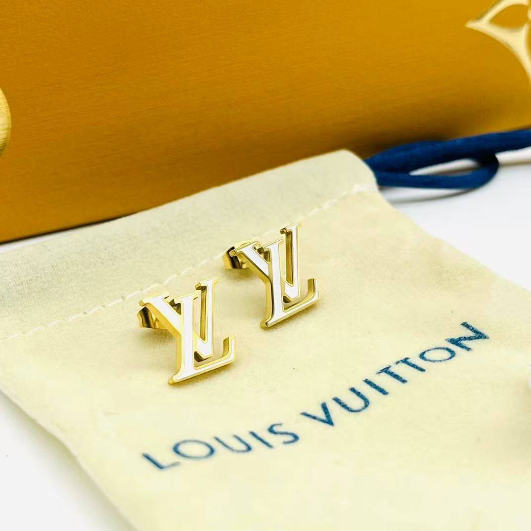 New arrival branded stainless steel with 18k gold plated Small earrings 
20 dhs🪙🌨️
30 dhs🪙🌨️
with branded box and paperbag 
*non tarnish 
*friendly for skin

Zain243
♥️♥️♥️