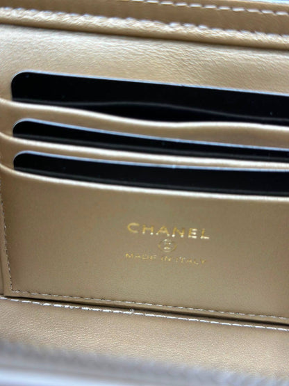 white Chanel quilted vanity bag features gold-tone hardware and a chain strap💯💯 
Original Quality 💯💯
For Price 👇 WhatsApp✅
0568585901 
0507557372
0552275751 Owner Zain 👌

Zain71
♥️♥️♥️
