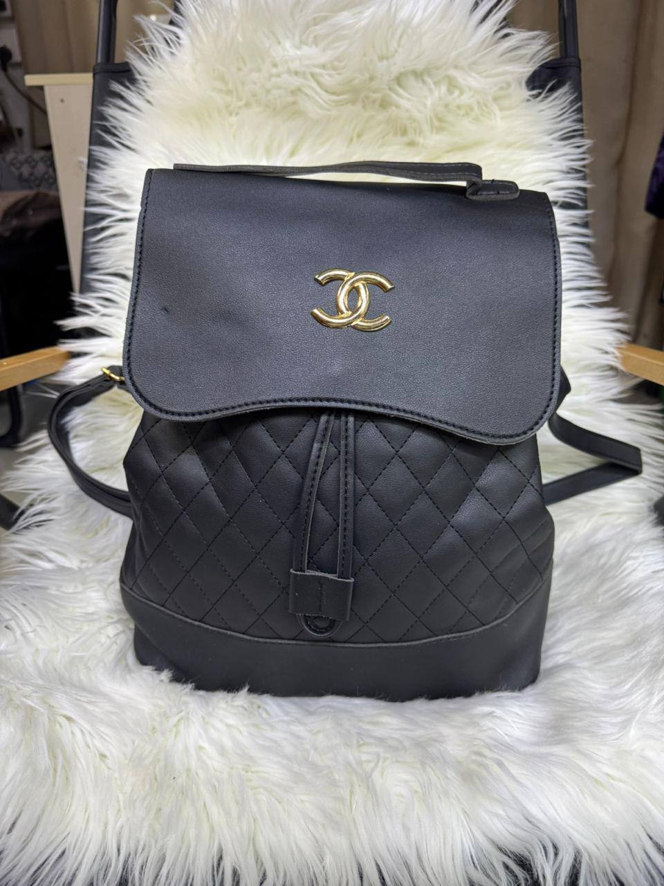 🌷Chanel backpack
Good quality 2 Use bag
Size: 29 * 34 cm
70 dhs✅

Zain115
♥️♥️♥️