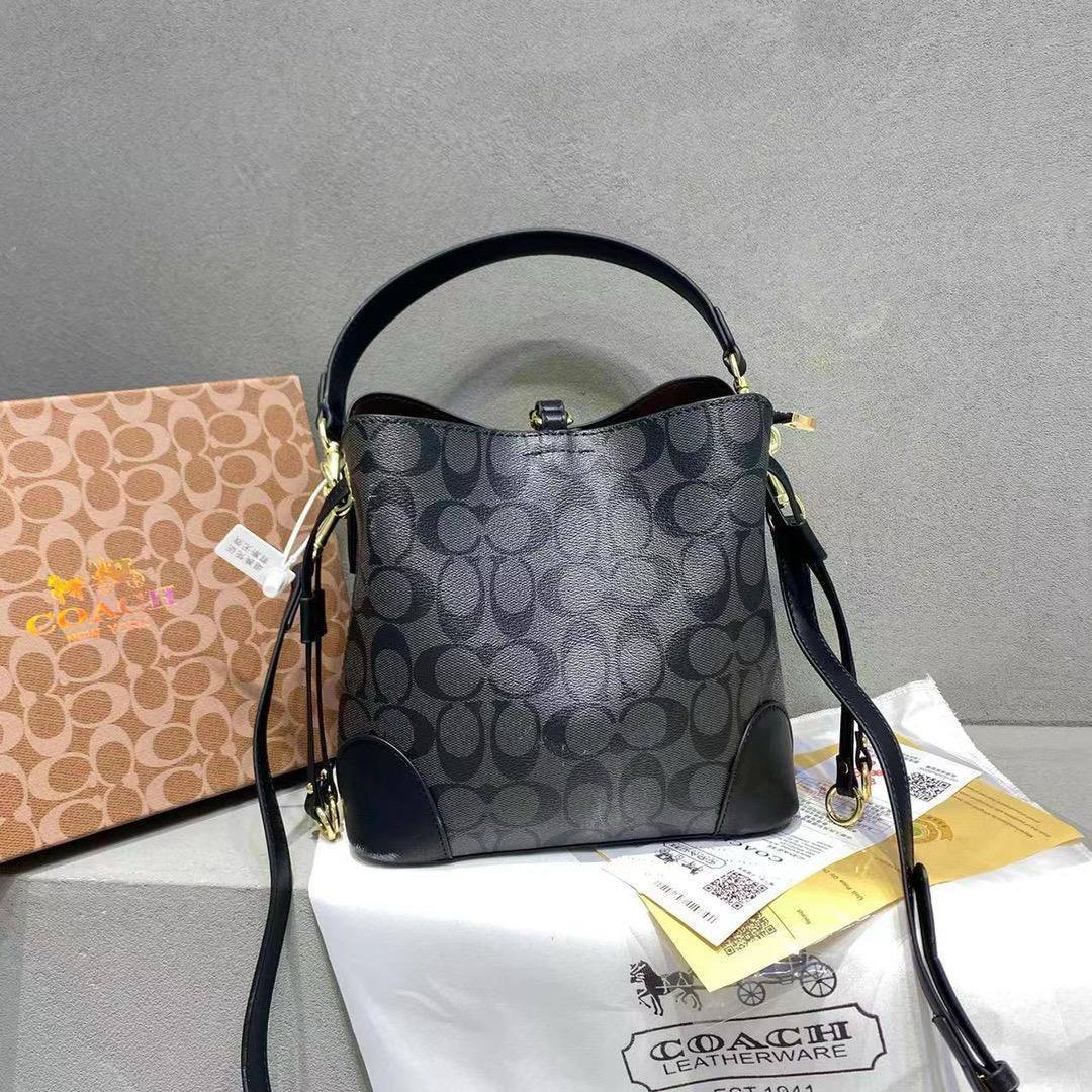 Coach
22.5*21.5*13.5 cm

90 dhs🪙🌨️

with box
🎁🎁🎁

Zain17
♥️♥️♥️