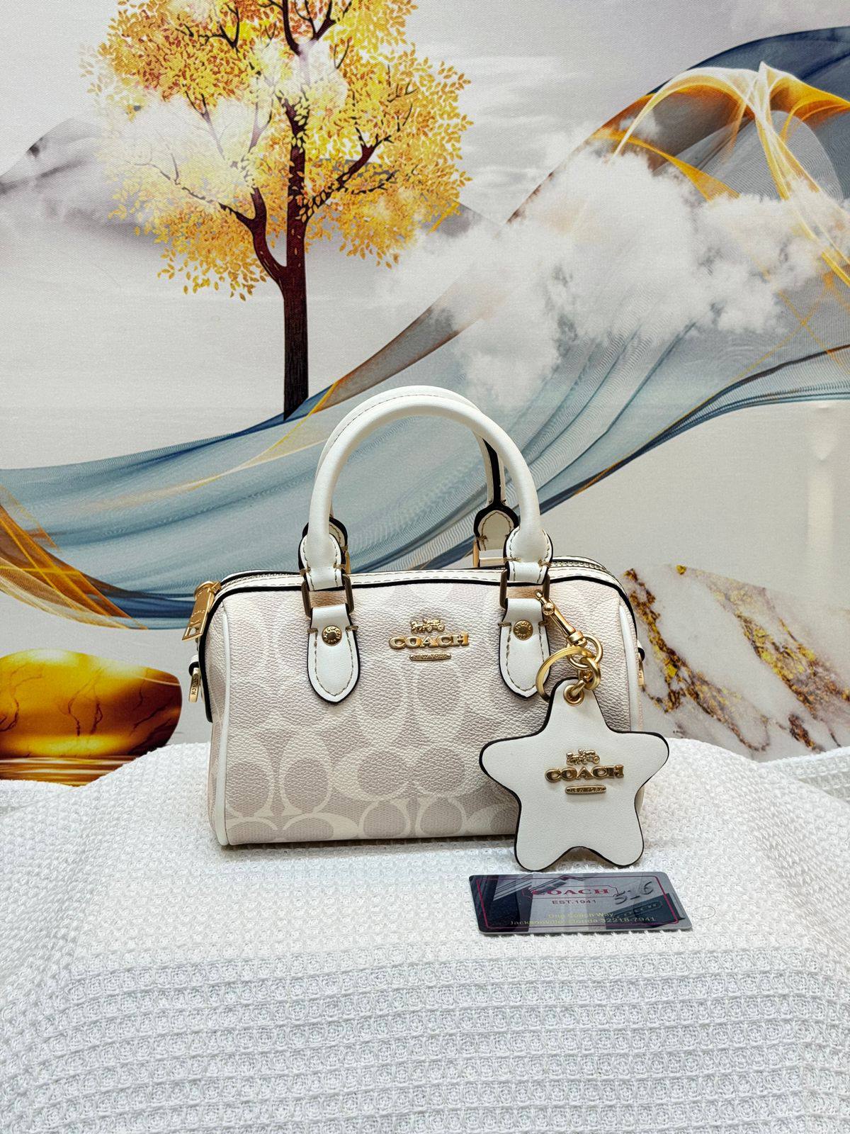 COACH
Best quality WITH BOX
95 dhs✅
size 18CM

Zain290
♥️♥️♥️