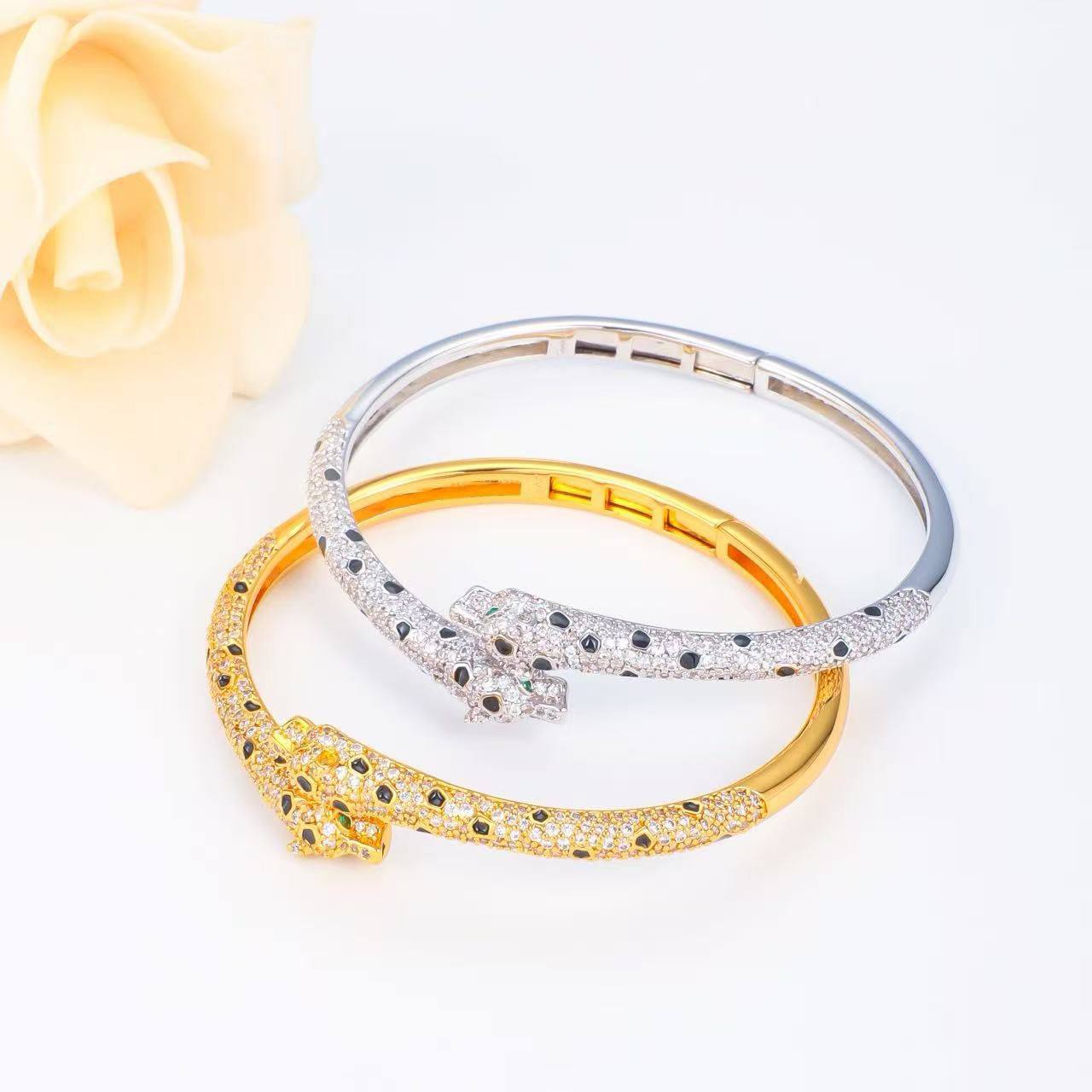 Cartier ❤️‍🔥*
Bangle 💥
Master quality 💯
With normal boxes 🗃️ 
110 dhs✅
With master box 📦 
150 dhs✅

Zain216
♥️♥️♥️