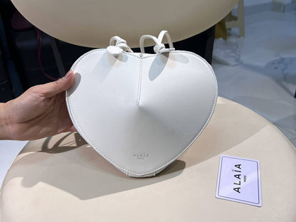 Alaia
100 dhs🇦🇪🇦🇪

with box
Zain26
♥️♥️♥️