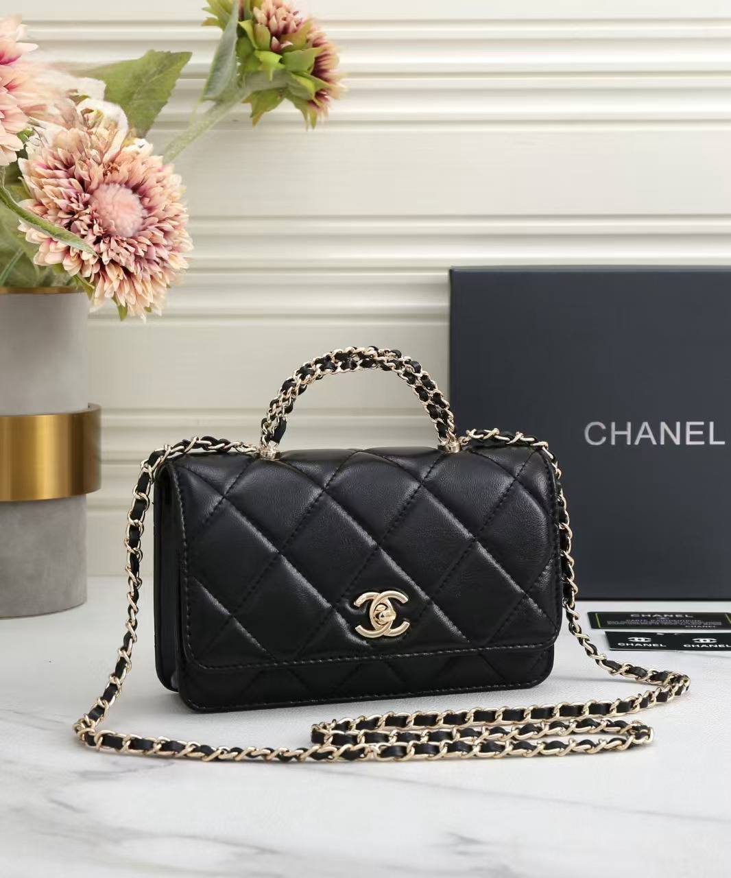 CHANEL

Best quality 
with box
100 dhs🇦🇪🇦🇪🇦🇪
size 19CM

Zain290
♥️♥️♥️