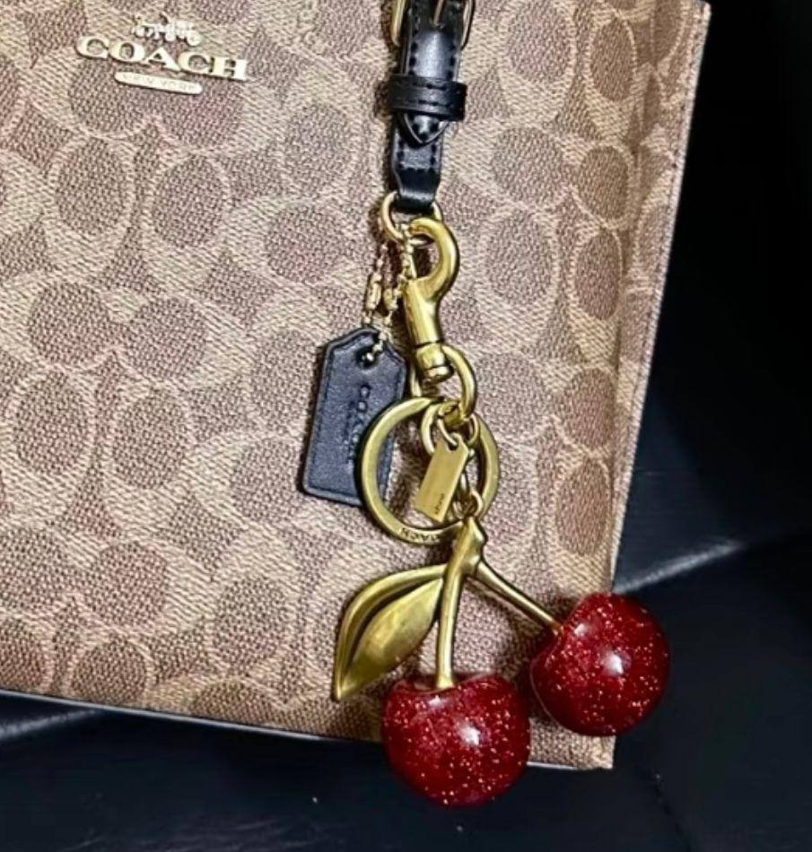 COACH Cherry bag charm new came good quality 
20 dhs🇦🇪🇦🇪

Zain295
♥️♥️♥️