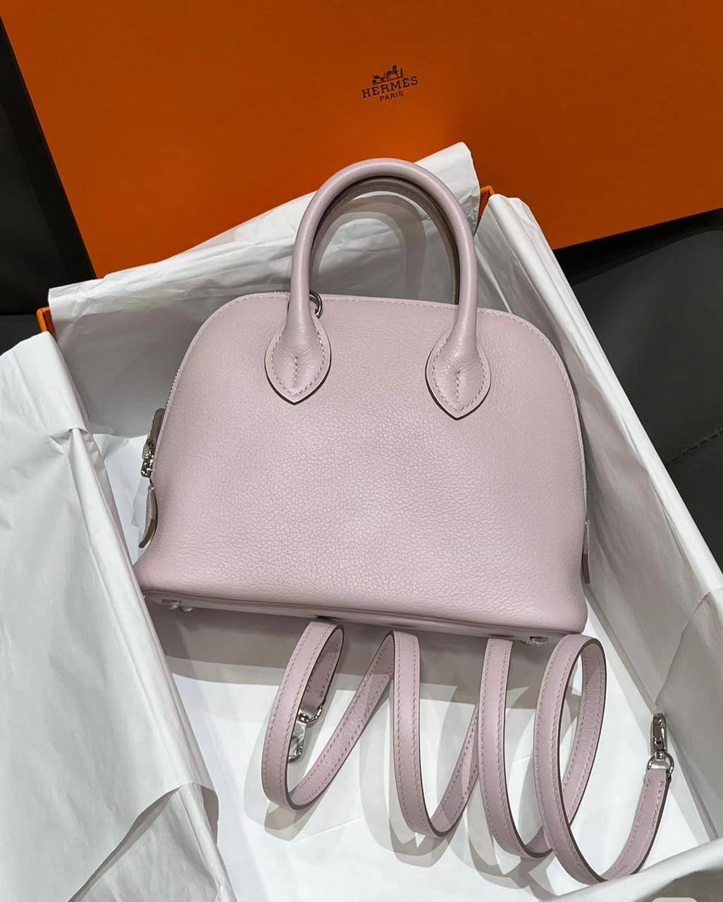 Hermes
Size :    25cm
100 dhs✅
withbox
high quality

Zain04
♥️♥️♥️