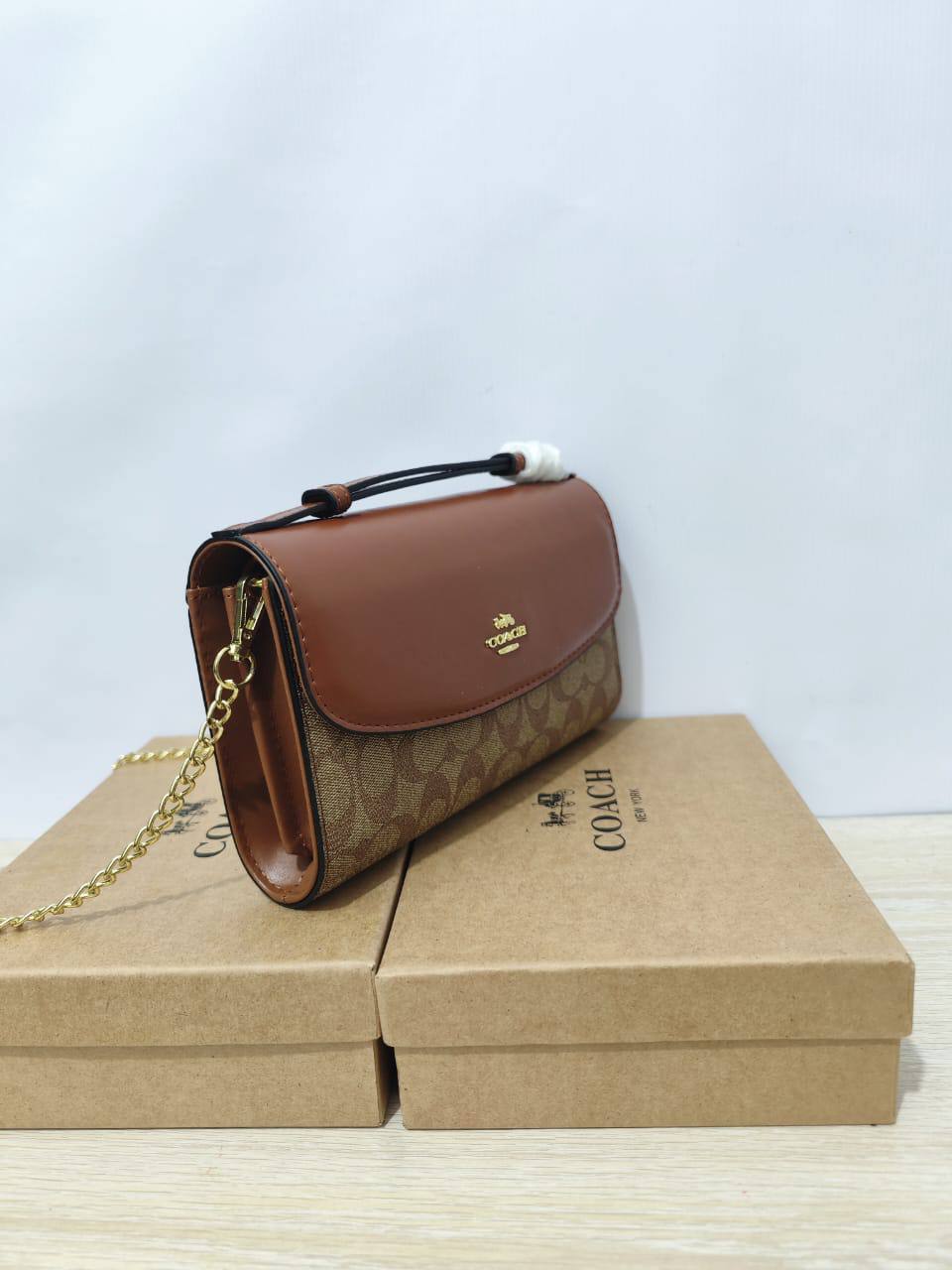 Coach

70 dhs🪙💕 

high quality 

with box  
🎁🎁🎁
23cm

Zain26
♥️♥️♥️