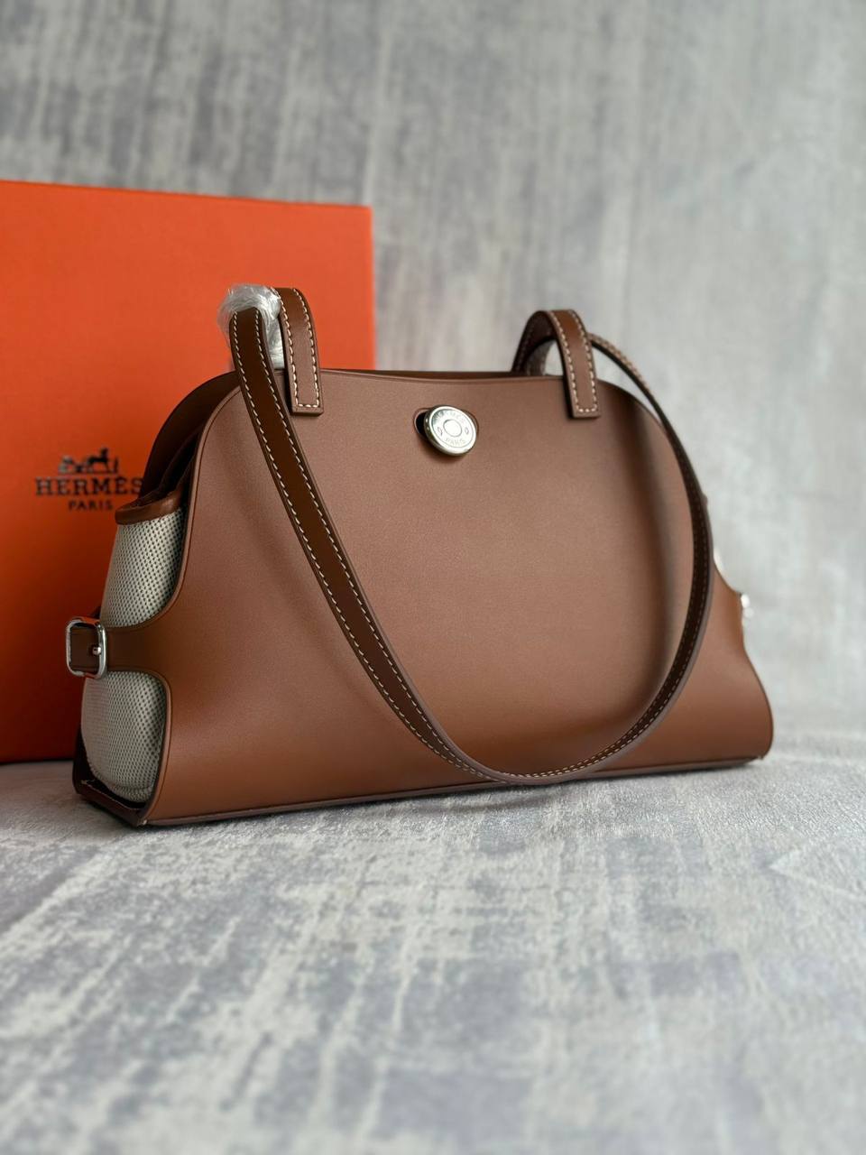 New HERMES
*Tablier Sellier Bag*
*Master Quality*
650 dhs✅

Zain179
♥️♥️♥️