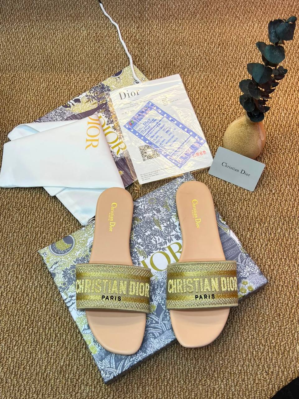 Christian Dior
Size 36 to 41
80 dhs💓

Zain236
♥️♥️♥️