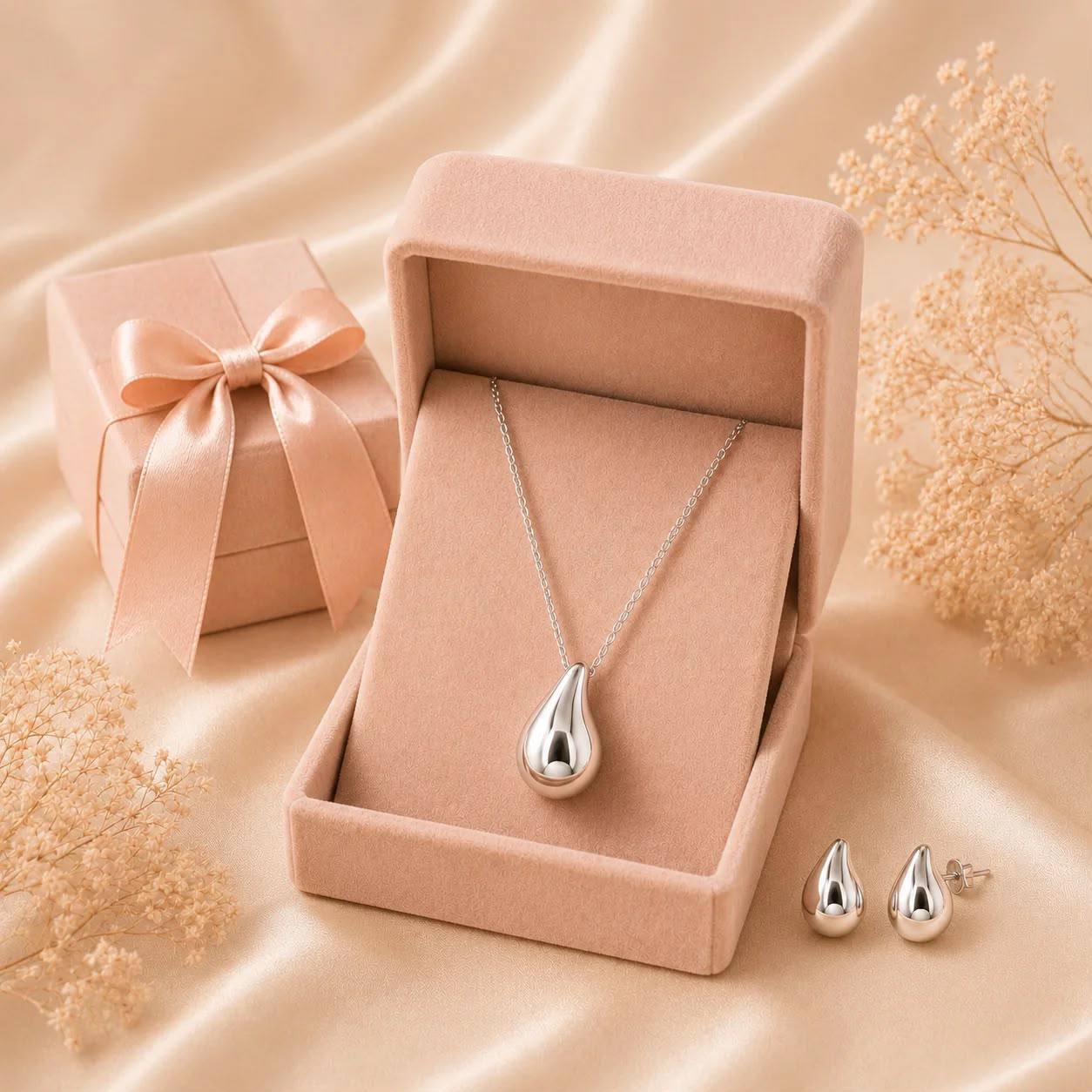 BOTTEGA 
Stainless steel 💯
Necklace 💥
Earring 🦋
Ring free size✨
With black boxes 📦 
40 dhs🇦🇪🇦🇪

Zain216
♥️♥️♥️