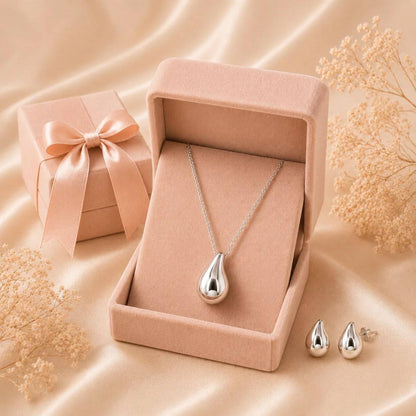 BOTTEGA 
Stainless steel 💯
Necklace 💥
Earring 🦋
Ring free size✨
With black boxes 📦 
40 dhs🇦🇪🇦🇪

Zain216
♥️♥️♥️