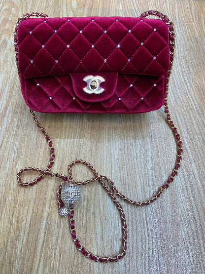 Chanel Velvet Flap Bag
Master quality
20cm 

with box
🎁🎁🎁

240 dhs🗽

Zain95