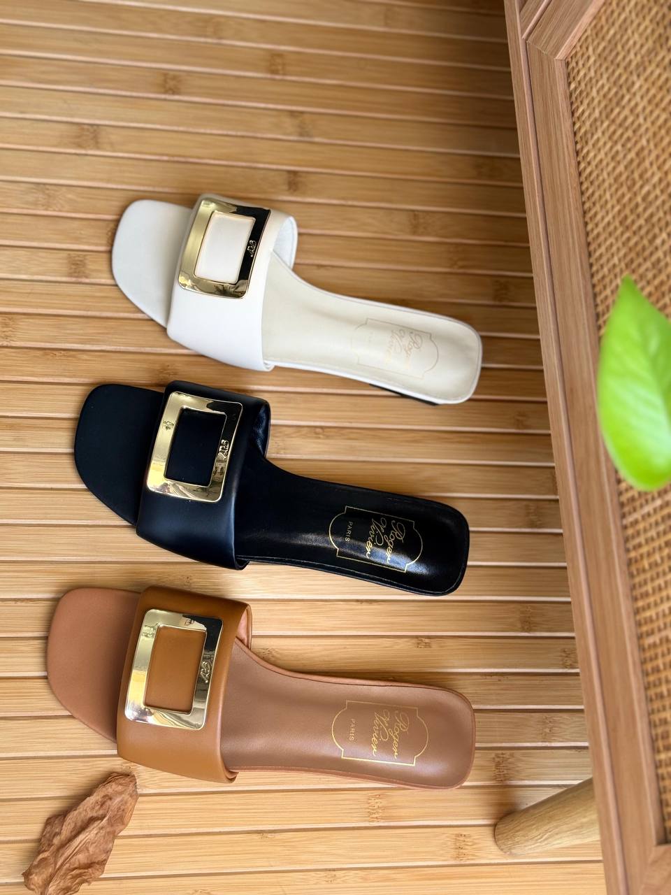 Roger Vivier
AAA Quality
𝗦𝗶𝘇𝗲 𝟯𝟲 𝘁𝗼 𝟰𝟭 
400 dhs💓

Zain303
♥️♥️♥️