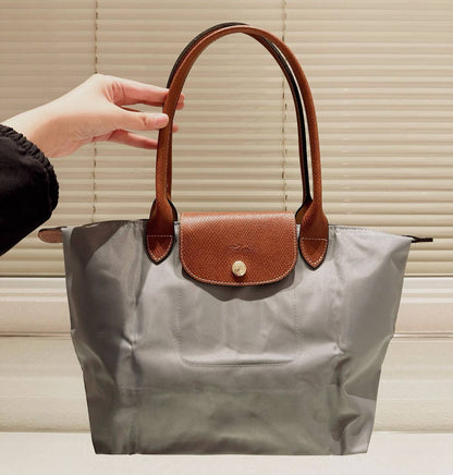LONGCHAMP
HIGH QUALITY MEDUIM SIZE 
85 dhs✅

Zain39
♥️♥️♥️