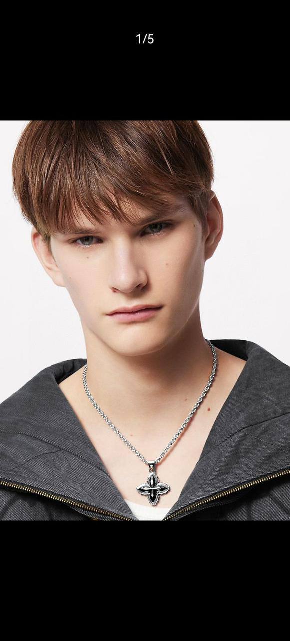 LV Necklace* 💎
Unisex 
Master Quality 💕

*65* AED normal box 📦

Zain48
♥️♥️♥️