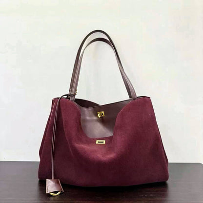 BALENCIAGA 
COPY ONE NEW CAME 
155 dhs💓

Zain39
♥️♥️♥️